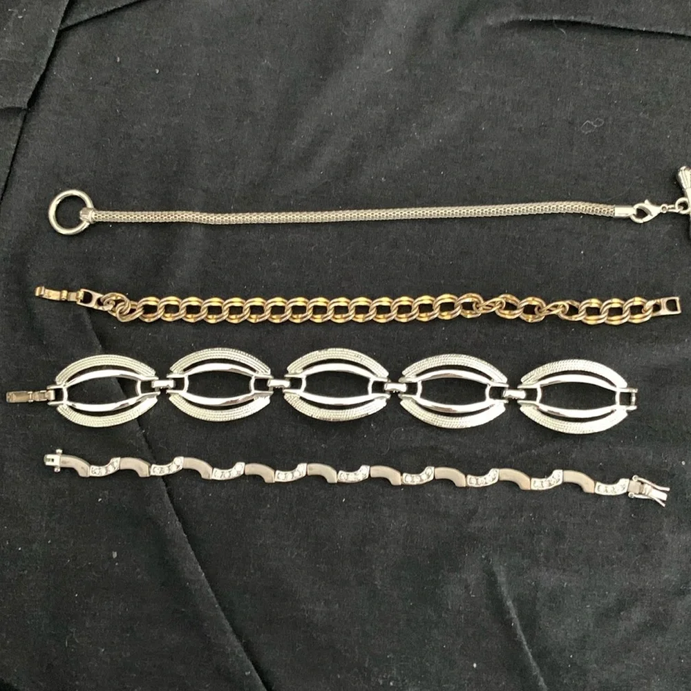 4 bracelets - Picture 1 of 5